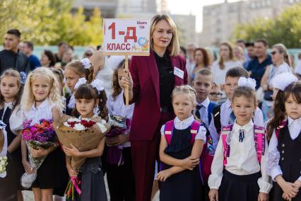 Челябинск. Первоклассники на торжественной линейке в школе №