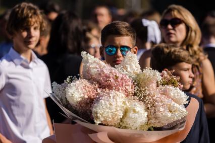 Челябинск. Старшеклассник с букетом на торжественной линейке в школе №