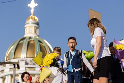 Челябинск. Первоклассники на торжественной линейке в школе №