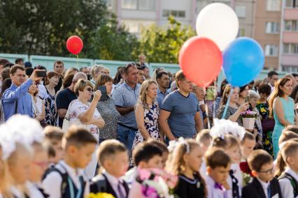 Челябинск. Первоклассники на торжественной линейке в школе №