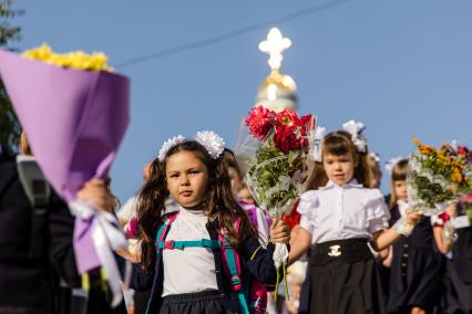 Челябинск. Первоклассники на торжественной линейке в школе №