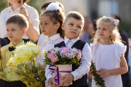 Челябинск. Первоклассники на торжественной линейке в школе №