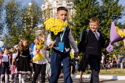 Челябинск. Первоклассники на торжественной линейке в школе №