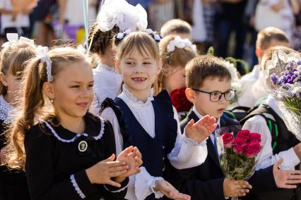 Челябинск. Первоклассники на торжественной линейке в школе №