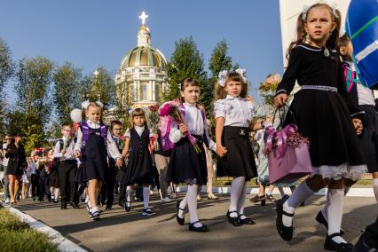 Челябинск. Первоклассники на торжественной линейке в школе №