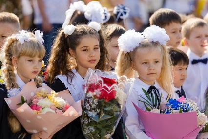 Челябинск. Первоклассники на торжественной линейке в школе №