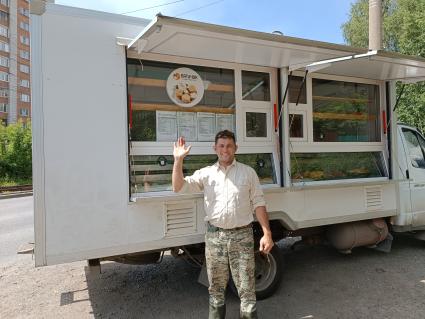 Новосибирск. Фермер, глава крестьянского хозяйства `Пятачок` Валерий Пятаков продает свою продукции с помощью автолавки.