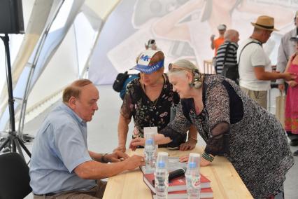 Москва. Представление книги корреспондента `Комсомольской правды` Виктора Баранца `Спецоперация Крым 2014` во время 20-го Фестиваля прессы на Поклонной горе.