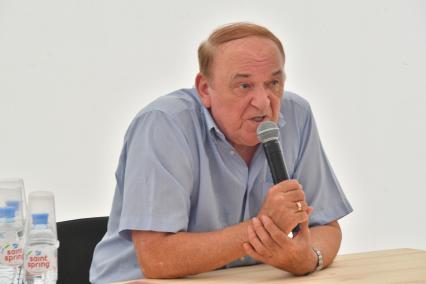 Москва. Представление книги корреспондента `Комсомольской правды` Виктора Баранца `Спецоперация Крым 2014` во время 20-го Фестиваля прессы на Поклонной горе.