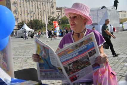 Москва.  Посетители у  павильона `Комсомольская правда` на 20-м  Фестивале прессы на Поклонной горе.