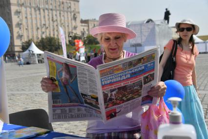 Москва.  Посетители у  павильона `Комсомольская правда` на 20-м  Фестивале прессы на Поклонной горе.