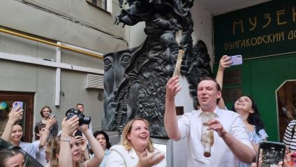 В Москве вскрыли `капсулу времени`, заложенную у порога `Булгаковского Дома` ровно десять лет назад.