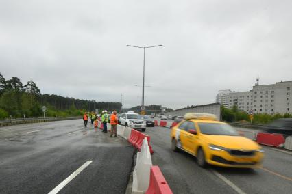 Екатеринбург. Автомобили едут по одной стороне дороги из-за ремонта проезжей части