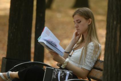 Екатеринбург. Девушка с книгой в парке