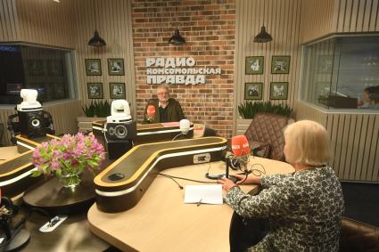 Москва. Писатель Юрий Поляков и радиоведущая Любовь Моисеева на радиостанции `Комсомольская правда`.