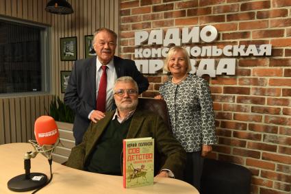 Москва. Писатель Юрий Поляков (сидит) корреспондент Александр Гамов и радиоведущая Любовь Моисеева на радиостанции `Комсомольская правда`.
