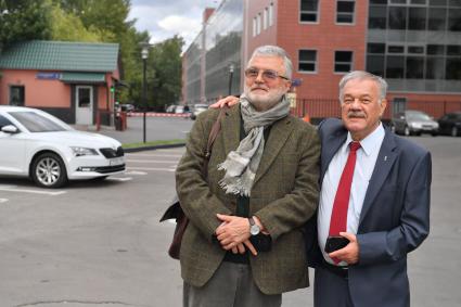 Москва.   Писатель Юрий Поляков и корреспондент `Комсомольской правды` Александр Гамов (слева направо) у здания редакции   `Комсомольская правда`.