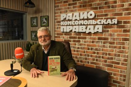 Москва.  Писатель Юрий Поляков на радиостанции `Комсомольская правда`.