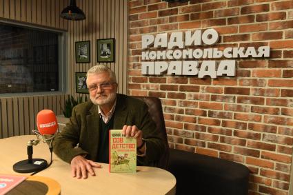 Москва. Писатель Юрий Поляков на радиостанции `Комсомольская правда`.