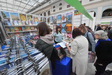 Москва. Посетители  на 35-ой Московской международной книжной ярмарке в выставочном комплексе `Гостиный Двор`.