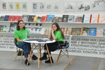 Москва. На 35-ой Московской международной книжной ярмарке в выставочном комплексе `Гостиный Двор`.