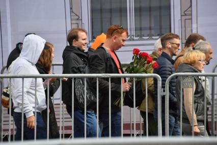 Москва.  Люди в очереде у   Колонного зала Дома союзов, где проходит прощание с  бывшим президентом СССР Михаилом Горбачевым.