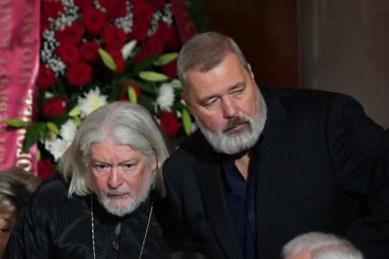 Москва. Протоиерей, настоятель храма Святой Троицы Алексей Уминский и журналист Дмитрий Муратов на церемонии прощания с бывшим президентом СССР Михаилом Горбачевым в Колонном зале Дома союзов