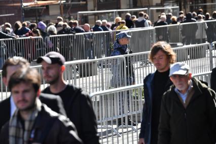 Москва.  Люди в очереде у   Колонного зала Дома союзов, где проходит прощание с  бывшим президентом СССР Михаилом Горбачевым.