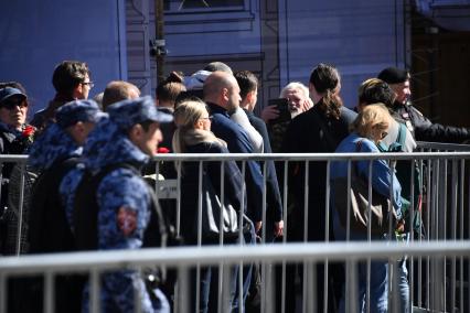 Москва.  Люди в очереде у   Колонного зала Дома союзов, где проходит прощание с  бывшим президентом СССР Михаилом Горбачевым.