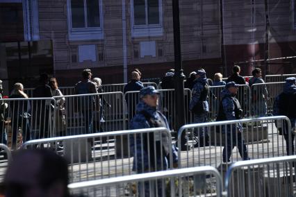 Москва. Люди в очереде у Колонного зала Дома союзов, где проходит прощание с бывшим президентом СССР Михаилом Горбачевым.