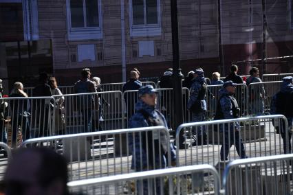 Москва.  Люди в очереде у   Колонного зала Дома союзов, где проходит прощание с  бывшим президентом СССР Михаилом Горбачевым.