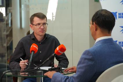 Владивосток. Корреспондент КП Александр Зюзяев (слева) и глава Республики Саха (Якутия) Айсен Николаев в Открытой студии ИД `Комсомольская правда` в первый день работы Восточного экономического форума-2022.