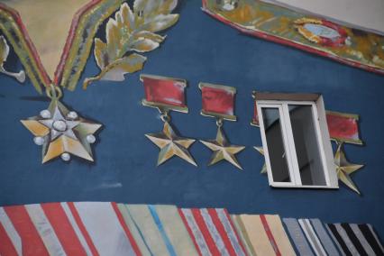 Москва. Окно на стене дома с портретом маршала Жукова на Старом Арбате.