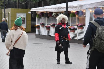 Москва. Афроамериканец в национальном грузинском костюме на улице города.