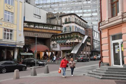 Москва. Вид на грузинский ресторан `Терраса` на Новом Арбате.