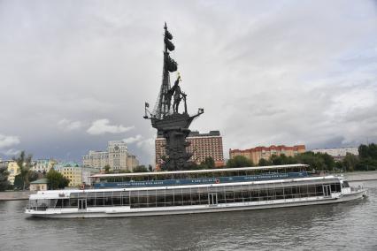 Москва. Прогулочный теплоход на Москва-реке.