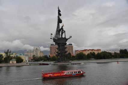 Москва. Прогулочный теплоход на Москва-реке.