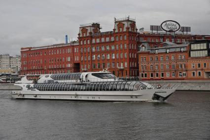 Москва. Прогулочный теплоход на Москва-реке.