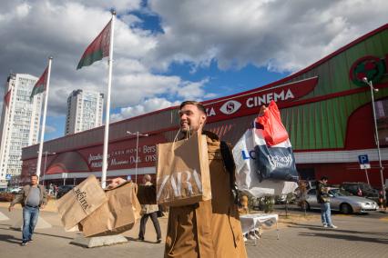 Беларусь. Минск.  Корреспондент `Комсомольской правды ` Андрей Абрамов  отправился на шоп-тур в Беларусь.