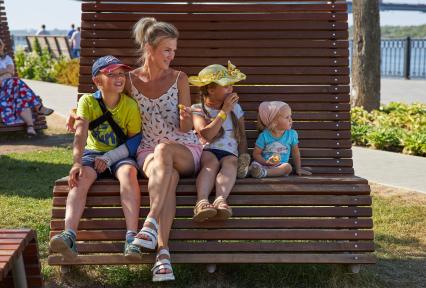 Пермь. Женщина с детьми сидят на скамейке.