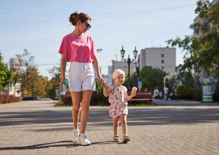 Пермь. Девушка с ребенком гуляют по улице.