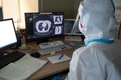 Санкт-Петербург. Медицинский работник смотрит на рентгеновский снимок легких в клинической больнице Святителя Луки, где оказывают помощь пациентам с коронавирусной инфекцией COVID-19.