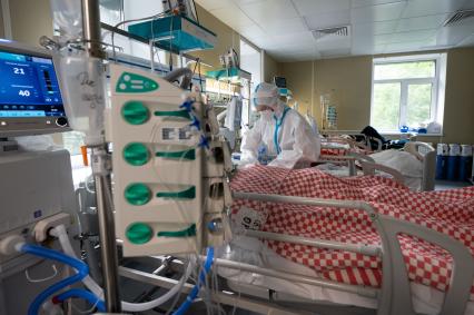 Санкт-Петербург. Медицинский работник и пациент в клинической больнице Святителя Луки, где оказывают помощь пациентам с коронавирусной инфекцией COVID-19.