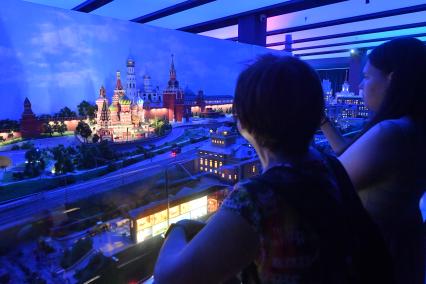 Москва. Посетители в Музей-диораме `Царь-макет`, в котором представлены наиболее узнаваемые объекты со всех уголков России в масштабе 1:87.