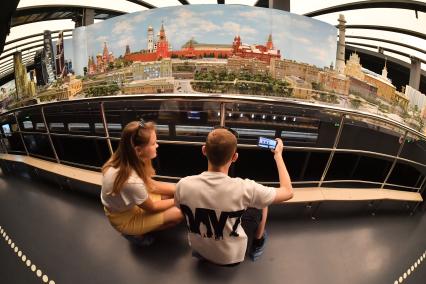 Москва. Посетители в Музей-диораме `Царь-макет`, в котором представлены наиболее узнаваемые объекты со всех уголков России в масштабе 1:87.
