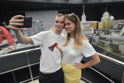 Москва. Посетители в Музей-диораме `Царь-макет`, в котором представлены наиболее узнаваемые объекты со всех уголков России в масштабе 1:87.