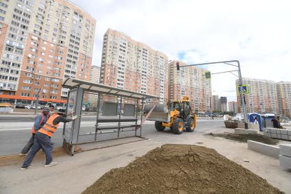 Москва. Рабочие устанавливают автобусную остановку рядом с ТПУ `Некрасовка`.