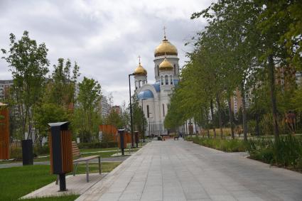 Москва. Храм Покрова Пресвятой Богородицы в районе Некрасовка в Юго-Восточном административном округе.