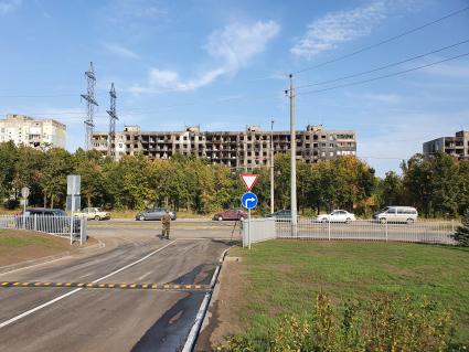 Донецкая область. г. Мариуполь. Вид на разрушенные жилые дома.