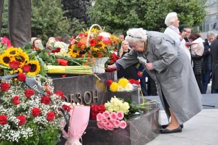 Москва. На открытии памятника народному артисту СССР Иосифу Кобзону в Оружейном переулке .